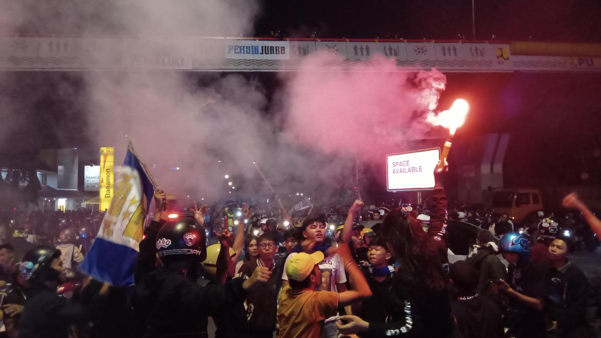 Bobotoh Pesta Sampai Tengah Malam di Kota Bandung karena Persib Juara