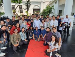 Palace Reporters Capture Moment with Prabowo Subianto in Group Photo, Sporting Stylish Sunglasses