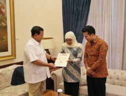 Prabowo Subianto Hands over Recommendation Letter for East Java Governor Candidate