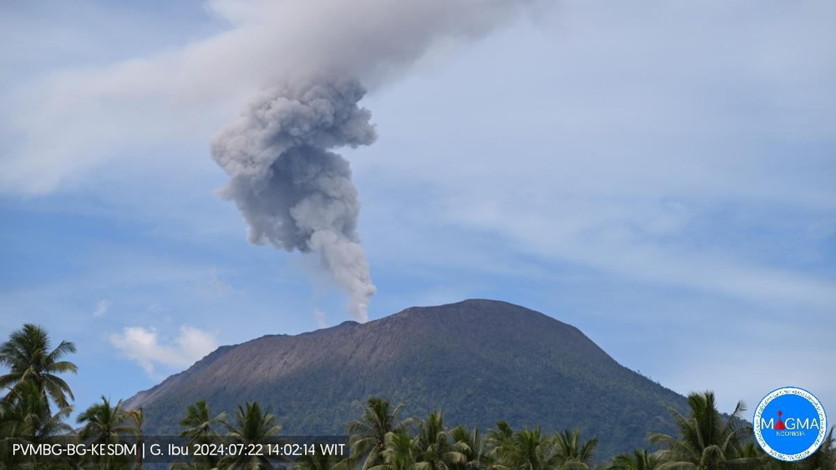 Gunung Ibu Meletus Kembali, Mengeluarkan Abu Vulkanik Hingga 1.000 Meter ke Arah Utara