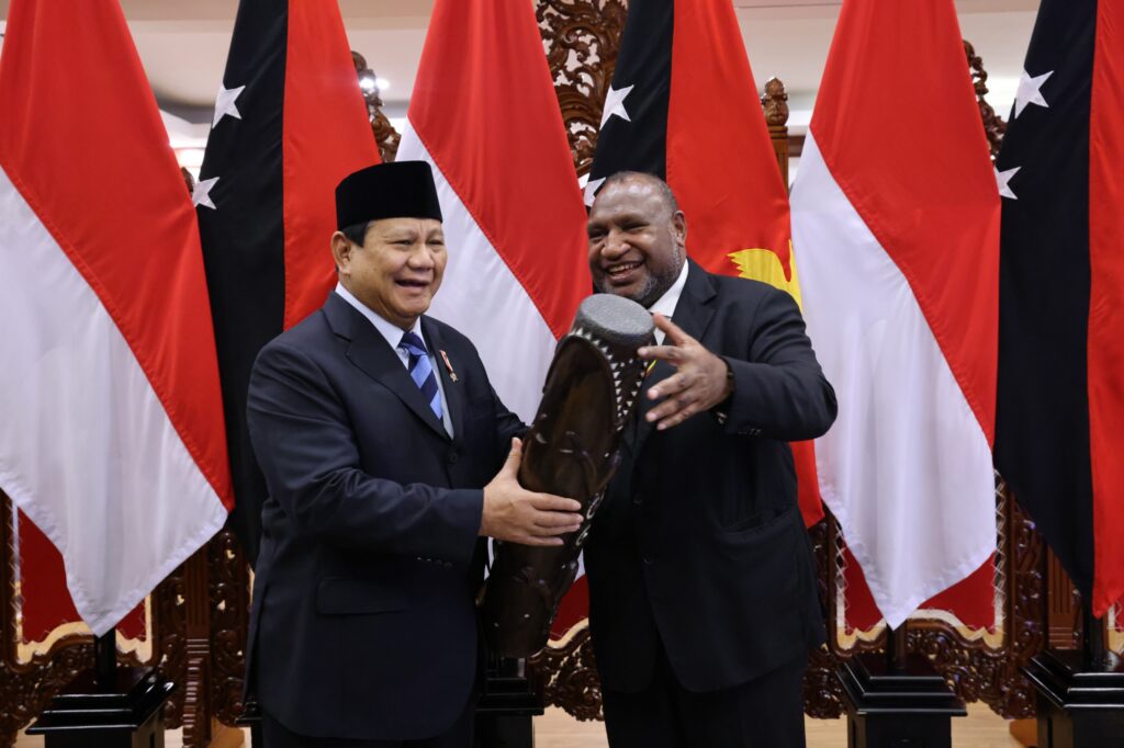 Prabowo Subianto Shares Warm Moments with Prime Minister of Papua New Guinea During Ministry of Defense Visit