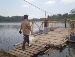 Ketika Rakit Bambu ‘Masih’ Tetap menjadi Pilihan Utama Transportasi Air untuk Warga Kampung Sekecengek di Bandung Barat