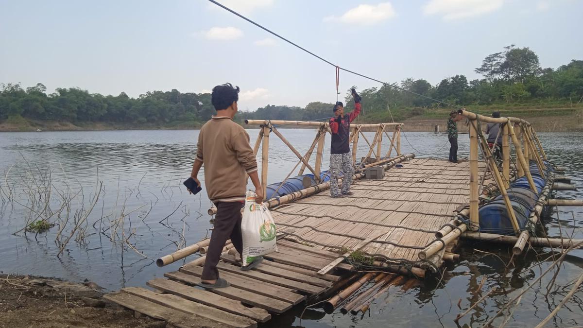 Ketika Rakit Bambu ‘Masih’ Tetap menjadi Pilihan Utama Transportasi Air untuk Warga Kampung Sekecengek di Bandung Barat