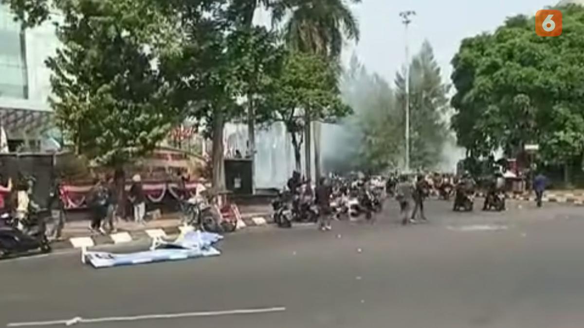 Ribuan Mahasiswa Diserang Gas Air Mata dan Water Canon