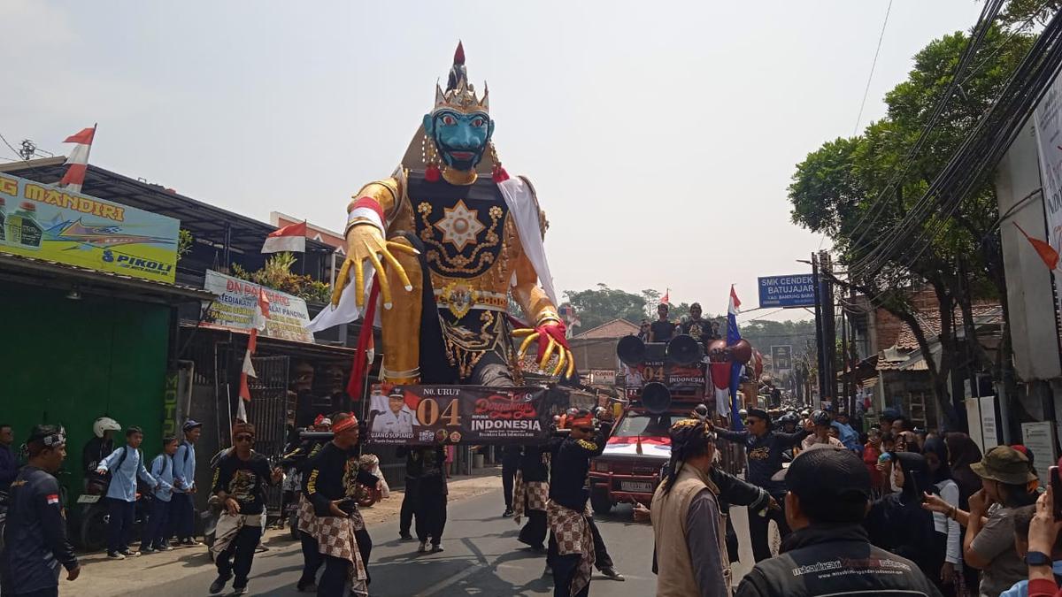 Bandung Barat Meriahkan Karnaval HUT ke-79 RI dengan Gatotkaca Raksasa dan Bendera Megah Berukuran 790 Meter