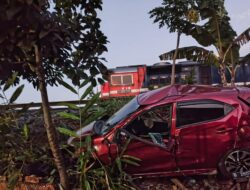 Kecelakaan di Lampung: Mobil Ditabrak Kereta Api hingga Ringsek, 2 Orang Mengalami Luka Serius