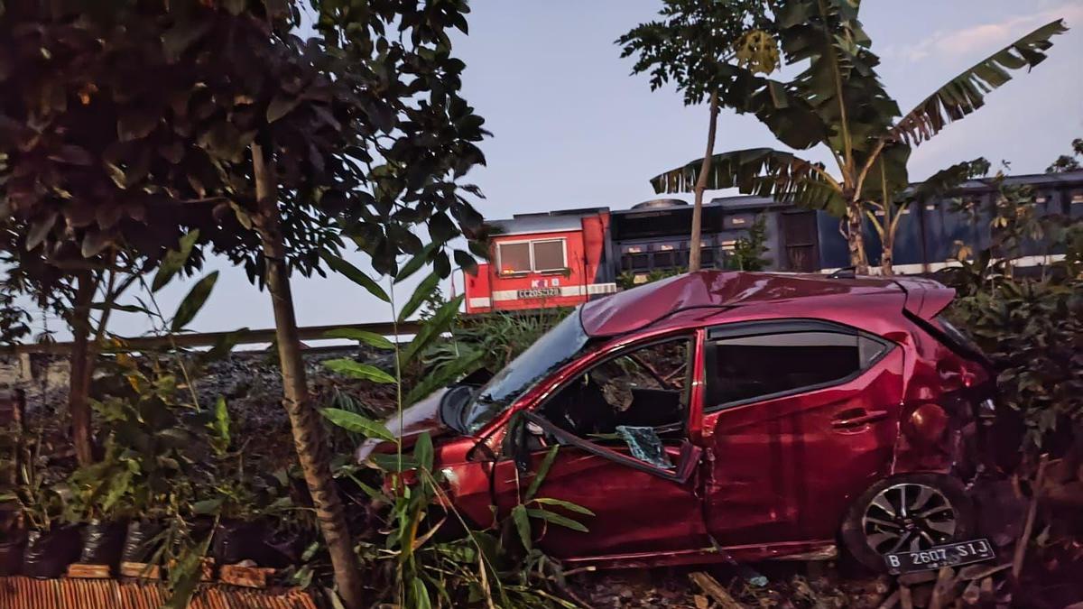 Kecelakaan di Lampung: Mobil Ditabrak Kereta Api hingga Ringsek, 2 Orang Mengalami Luka Serius