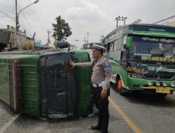 Mobil Dinas Kejaksaan Negeri Tanggamus Terbalik, Petugas dan Tahanan Mengalami Luka