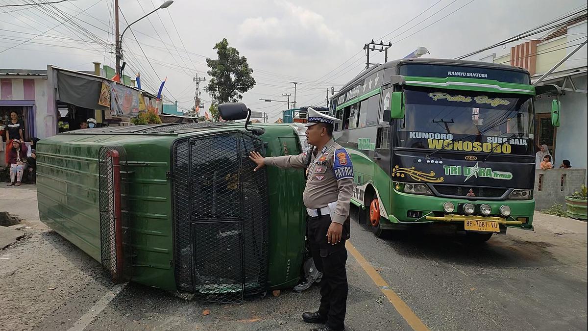 Mobil Dinas Kejaksaan Negeri Tanggamus Terbalik, Petugas dan Tahanan Mengalami Luka