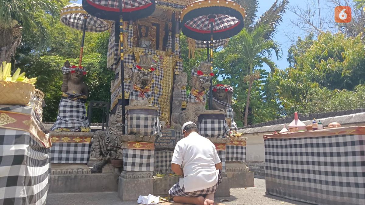 Astunguna Ritual Sembahyang di Pura Khayangan Jagad di Nusa Penida