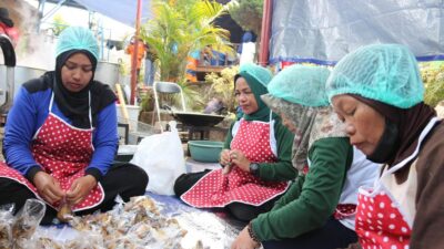 Kemensos Bantu Ribuan Warga di 5 Desa Korban Gempa Bandung dengan Dapur Umum