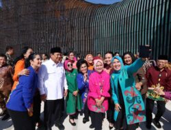 Funny Moment: Prabowo Subianto Snaps a Selfie with Iriana and Mothers at IKN