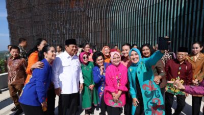 Funny Moment: Prabowo Subianto Snaps a Selfie with Iriana and Mothers at IKN