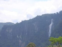 Menikmati Keindahan Air Terjun Ponot, yang Menjadi Air Terjun Tertinggi di Indonesia