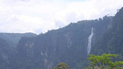 Menikmati Keindahan Air Terjun Ponot, yang Menjadi Air Terjun Tertinggi di Indonesia