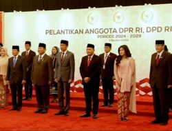 Prabowo Subianto and Jokowi Ride Together in Presidential Car to the Inauguration of Elected Parliament members in RI 1