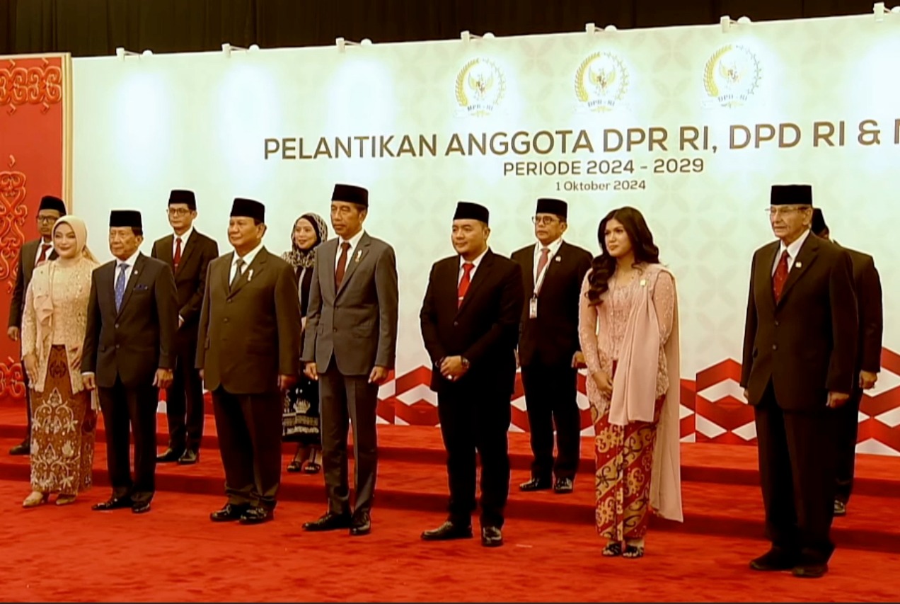 Prabowo Subianto and Jokowi Ride Together in Presidential Car to the Inauguration of Elected Parliament members in RI 1