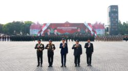 Jokowi dan Prabowo Subianto Berkeliling Bersama di Jeep Pindad Untuk Memeriksa Pasukan dalam Upacara Keamanan Pelantikan Presiden