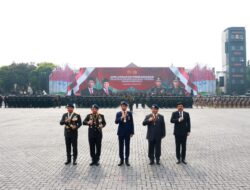 Jokowi dan Prabowo Subianto Berkeliling Bersama di Jeep Pindad Untuk Memeriksa Pasukan dalam Upacara Keamanan Pelantikan Presiden