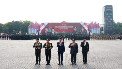 Jokowi dan Prabowo Subianto Berkeliling Bersama di Jeep Pindad Untuk Memeriksa Pasukan dalam Upacara Keamanan Pelantikan Presiden