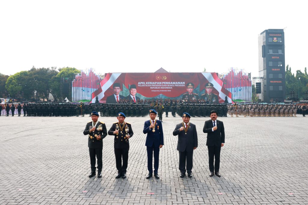 Jokowi dan Prabowo Subianto Berkeliling Bersama di Jeep Pindad Untuk Memeriksa Pasukan dalam Upacara Keamanan Pelantikan Presiden