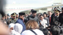 Prabowo Subianto accompanies Jokowi to Halim Airport and extends well wishes for his future