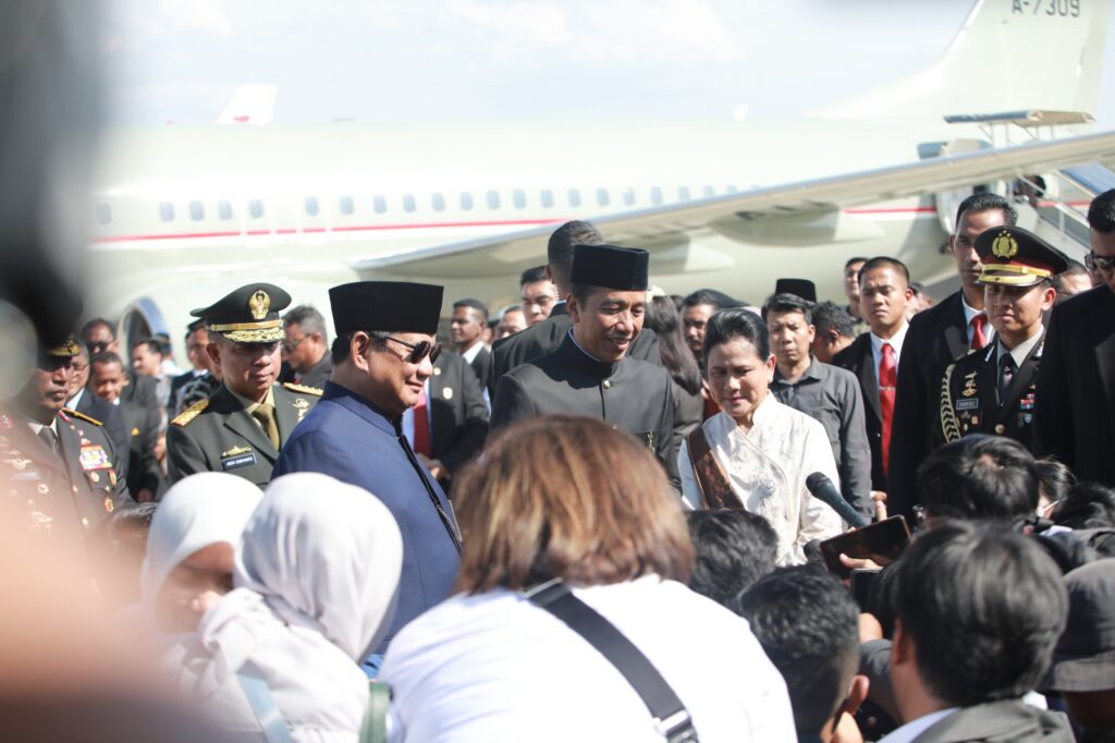 Prabowo Subianto accompanies Jokowi to Halim Airport and extends well wishes for his future