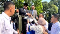 Tears of Happiness and Prayers as People Meet Prabowo Subianto: “I Finally Received His Signature”