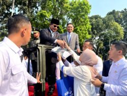 Tears of Happiness and Prayers as People Meet Prabowo Subianto: “I Finally Received His Signature”